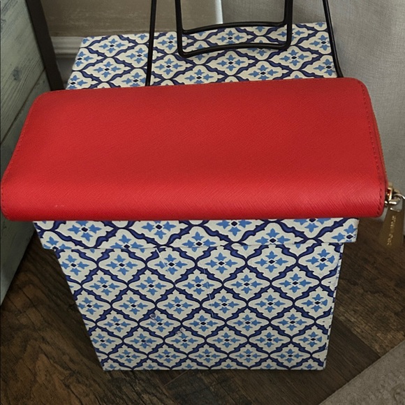 Michael Kors Red Wallet - Picture 4 of 6